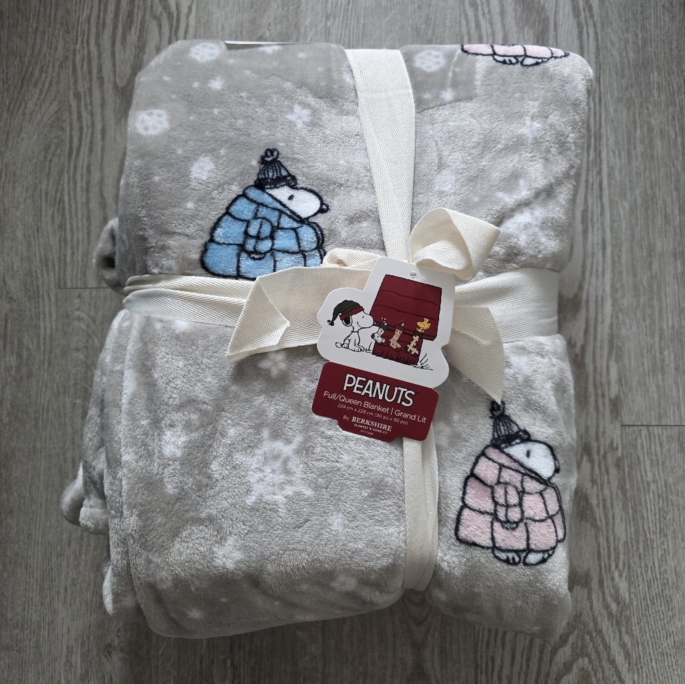 NWT Peanuts Snoopy Plaid Puffer Queen Size Throw Blanket